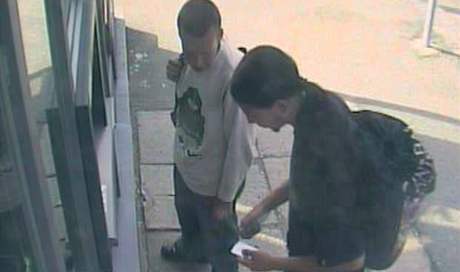 Dvojice mladík, která se pokusila s platební kartou oloupeného seniora vybrat peníze z bankomatu