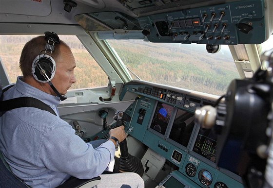 Vladimír Putin na palub hasiského letounu, se kterým vzlétl nad okolí...