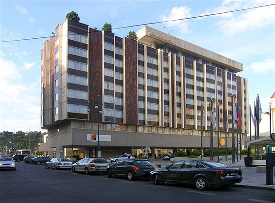 Ptihvzdikový hotel InterContinental stojí na nábeí Vltavy na Starém Mst od roku 1974.
