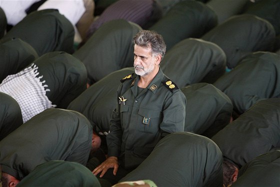 Íránské revoluní gardy pi modlitb. Ilustraní foto