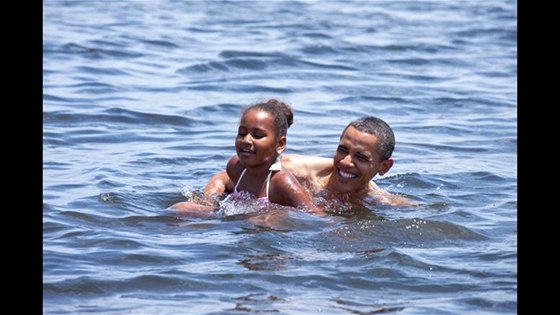 Fotka Baracka Obamy s dcerou Sashou ve vodách Mexického zálivu zveejnná na stránkách Bílého domu