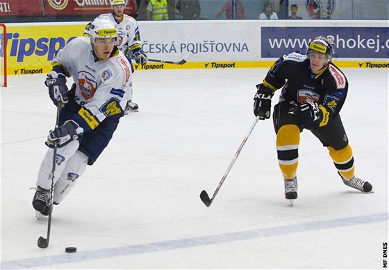 V rámci letního Tipsport Cupu se utkali hokejisté Plzn (vlevo) a Litvínova.