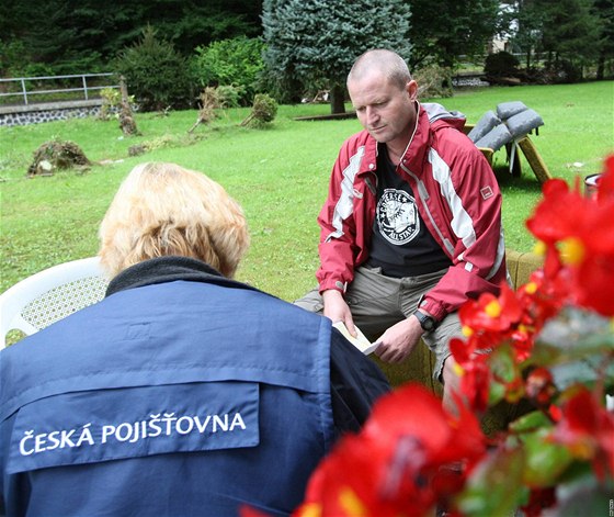 Terénní pracovnice eské pojiovny Alena Nevolová sepisuje kody z povodní s Tomáem Oktábcem ze Srbské Kamenice na Dínsku. 