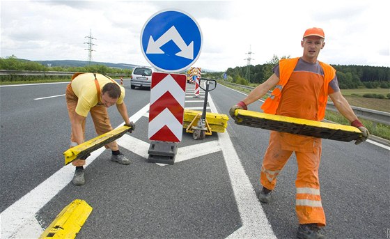 Instalace bariéry zabraující pejídní do protismru na ásten uzaveném dálniním sjezdu v Ejpovicích u Plzn