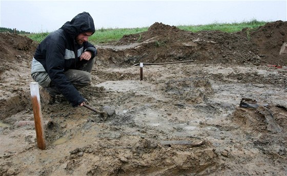 U Dobronína na Jihlavsku odkrývají archeologové hromadný hrob. V nm má leet asi 15 Nmc zavradných v kvtnu 1945