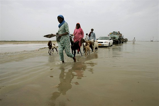 Kvli záplavám v Pákistánu zstalo na dvacet milion lidí bez domova (15. srpna 2010)