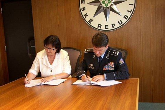 Petra Vitouová a Oldich Martin pi podpisu dohody mezi Bílým kruhem bezpeí a policií o spolupráci