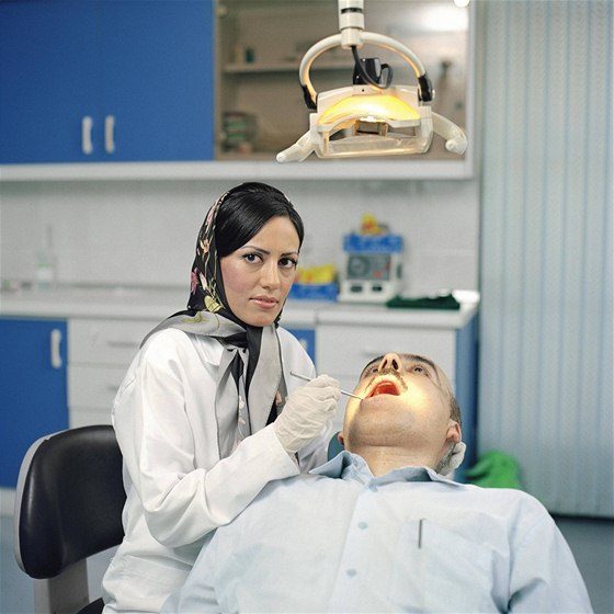  Paolo Woods: Sanaz, 32 let, dentistka v Teheránu; snímek z roku 2006