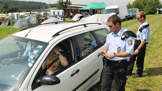 Policisté kontrolují fanouky brnnské Velké ceny v kempu Start na Kývalce (Exit 182 z dálnice D1 Praha  Brno).  (13. srpen 2010)