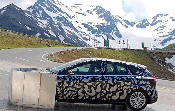 Ford Focus pi testování v Alpách
