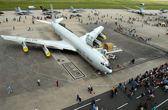 NATO vyazuje staré pepravní letouny Boeing