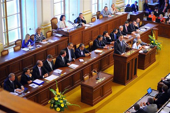 Premiér Petr Neas (vpedu vpravo) a lenové kabinetu pi jednání Poslanecké snmovny. (10. srpna 2010)