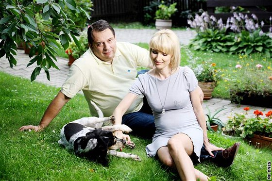 Jií a Petra Paroubkovi na zahrad chalupy ve Vraném nad Vltavou (6. srpna 2009)