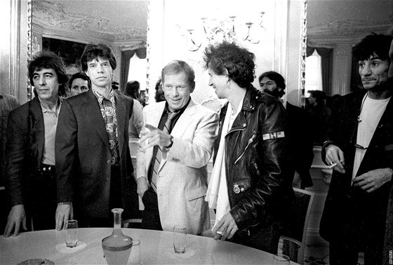 V roce 1990 Havel do Prahy pozval slavnou britskou kapelu Rolling Stones, s...