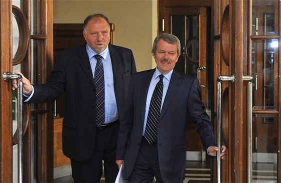 Místopedseda Nejvyího soudu Pavel Kuera (vpravo) a advokát Tomá Sokol u Vrchního soudu v Praze