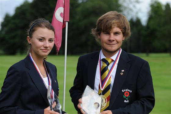 Klára Spilková a Tyrrell Hatton, vítzové mezinárodního mistrovství R na rány 2010.