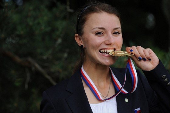 Nejlepí eská golfistka loského roku Klára Spilková dominuje na domácí scén i letos - medaile je za vítzství v mezinárodním mistrovství republiky ve he na rány.
