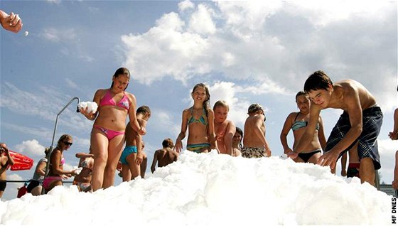 Lidé si uívají sníh v lét na koupaliti v Náchod (2010)