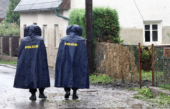 Policie hlídá v Hrádku nad Nisou oputné objekty. (14. srpna 2010)