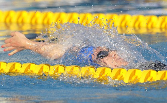 Britka Elizabeth Simmondsová si plave pro zlato na 200 metr znak
