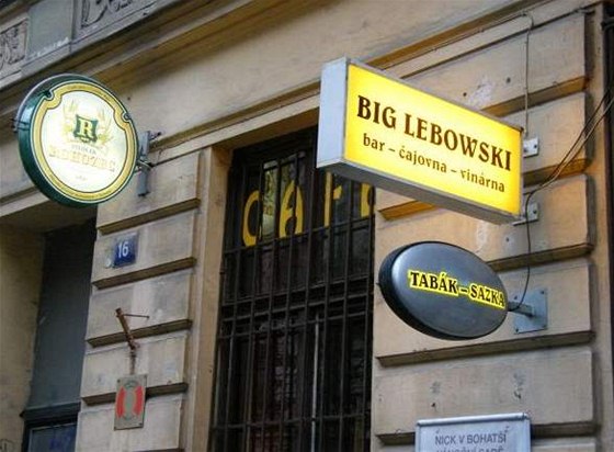 Kavárník Ondej Lebowski zruil ve svém baru ceník. Chce tak pilákat více lidí.