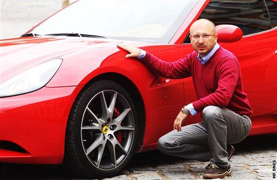 Majitel firmy Dream-Cars Martin Cieslar u Ferrari California. Pjuje ho za 50 tisíc K na den. Vratná záloha je 400 tisíc K, nebo smnka.