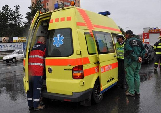 Zásah záchranky, hasi a policie u dopravní nehody.