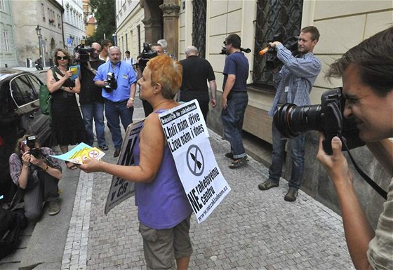 Happening iniciativy Ne základnám ped Poslaneckou snmovnou