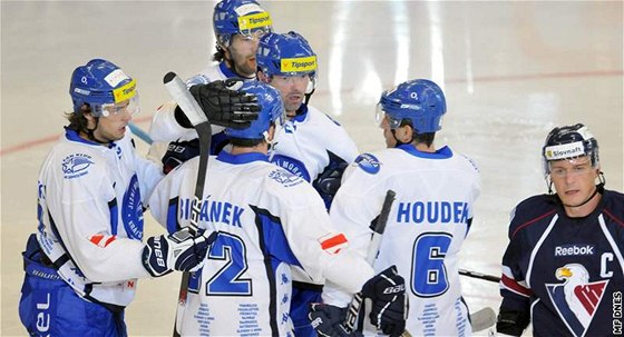 Hokejisté Komety se radují z jediného gólu zápasu proti Slovanu Bratislava.
