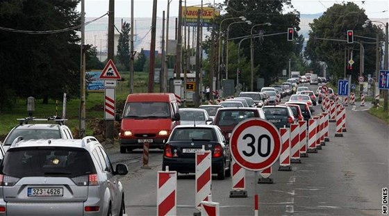 Oprava petíené silnice ze Zlína do Otrokovic zpsobuje dalí kolony. (ilustraní snímek)