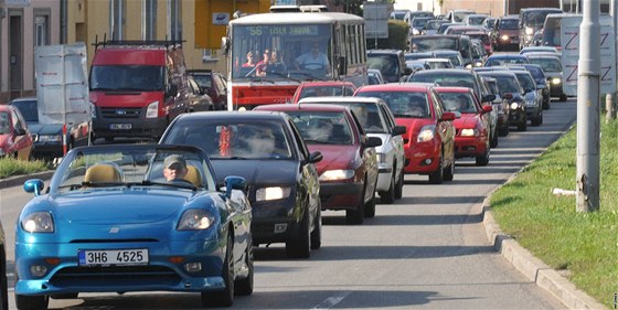 V idenicích se kvli opravám v ulici Otakara evíka zaaly tvoit kolony. Zpodní nabírají také autobusy.