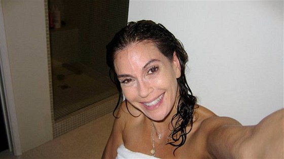 Teri Hatcherová zveejnila soukromé fotografie z koupelny, kterými bojuje proti...