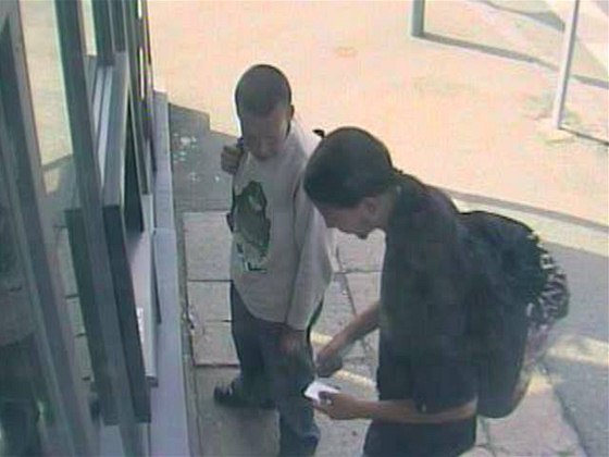 Dvojice mladík, která se pokusila s platební kartou oloupeného seniora vybrat peníze z bankomatu