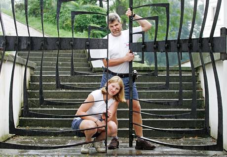 estnctilet plavkyn Lenka trbov se odjd do Anglie, aby se pokusila peplavat kanl La Manche. Na snmku spolu otcem a trenrem Michalem trbou .