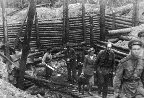 Hromadn hrob vlesku akovka nedaleko koncentranho tbora Mal Trostinec. Vlevo nahoe je patrn rampa pro pjezd nkladnch voz