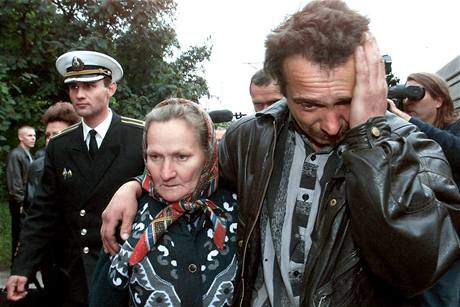 Na ponorkov zkladn v ruskm Vidjajevu se sjeli pbuzn a ptel vech 118 nmonk, kte zemeli na palub ponorky Kursk. (19. srpna 2000)