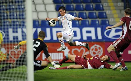 V ANCI. esk fotbalista Martin Fenin pronik do lotysk obrany.