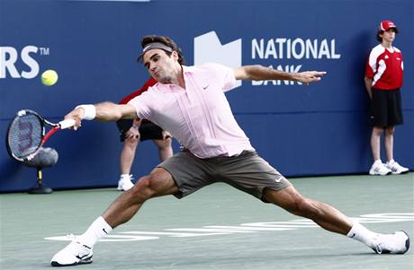 STHM. vcarsk tenista Roger Federer se natahuje po mku a jet ho sth vybrat.