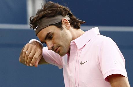 NEN TO LEHK. vcarsk tenista Roger Federer se utr elo.