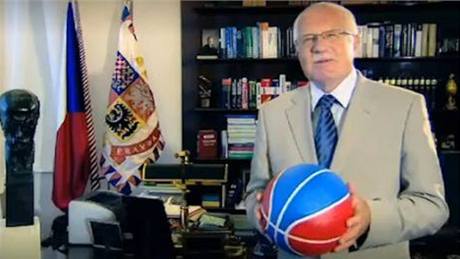 Prezident republiky Vclav Klaus ve spotu, kter propaguje svtov ampiont basketbalistek