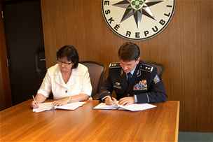Petra Vitouová a Oldich Martin pi podpisu dohody mezi Bílým kruhem bezpeí a policií o spolupráci