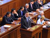 Premir Petr Neas (vpedu vpravo) a lenov kabinetu pi jednn Poslaneck snmovny. (10. srpna 2010)