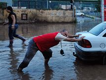 Rozvodnn Klsk potok zalil Tovrn ulici v st nad Labem, kter pmo soused s chemikou Spolchemie. (12. srpna 2010)