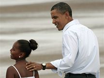 Barack Obama s manelkou a dcerou Sashou po pletu do Panama City. (14. srpna 2010)