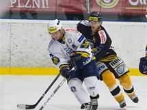 V rmci letnho Tipsport Cupu se utkali hokejist Plzn (vlevo) a Litvnova.