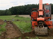 Policisté s archeology odkrývají u obce Dobronín na Jihlavsku masový hrob zavražděných Němců (16. srpna 2010) Policisté s archeology odkrývají u obce Dobronín na Jihlavsku masový hrob zavražděných Němců (16. srpna 2010)