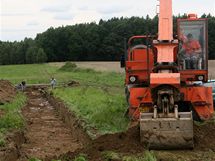 Policist s archeology odkrvaj u obce Dobronn na Jihlavsku masov hrob zavradnch Nmc (16. srpna 2010)