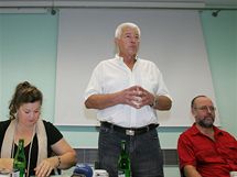 TK konference k referendu o odtren Dolnch Herpic a Pzenic (na snmku zleva mluv OS Samostatn jih Pavel Reich, starostka obce Drovice Blanka Kolekov, pedseda OS Jan Hrbek a Ivan Konen ze sdruen Pkn Jih)