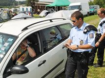 Policist kontroluj fanouky brnnsk Velk ceny v kempu Start na Kvalce (Exit 182 z dlnice D1 Praha  Brno).  (13. srpen 2010)