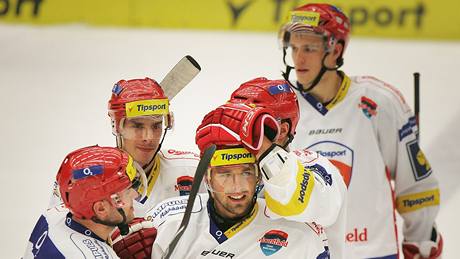 Budjovití hokejisté se radují poté,co zdolali gólem v prodlouení Pardubice.